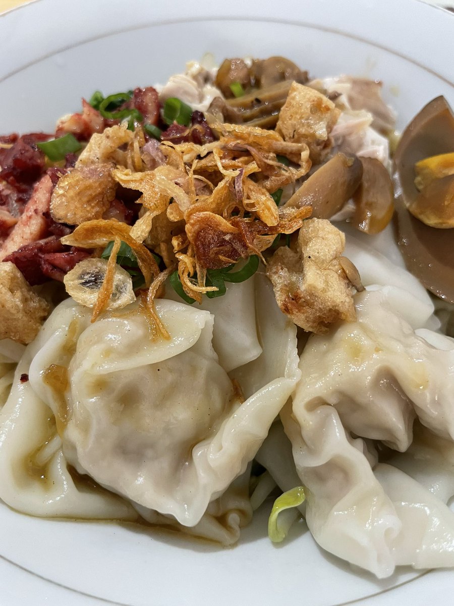 Mie Medan 
Ini versi lengkap. Ayam kampung membuat lebih josss. Rasa bawang putihnya kuat bahkan saat saya sampai ke rumah 😁😁 Mie Medan salah satu pilihan saya di Pasar Bersih Sentul 👍👏