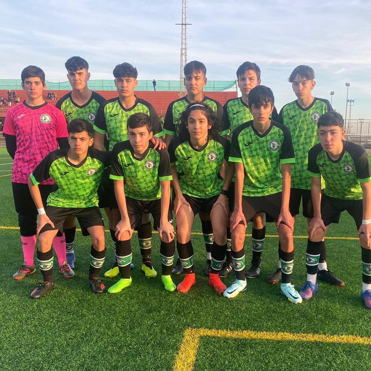 ExtremaduraFB's tweet photo. ⏱ RESULTADO FINAL / FULL TIME
🧑🦱 𝗖𝗔𝗗𝗘𝗧𝗘 𝗕
⚽️. EXTREMADURA F.B. 5
MÉRIDA PROM.”B”. 2
Partidazo Linces 💪🔥
𝗦𝗲𝗴𝘂𝗶𝗺𝗼𝘀 𝘀𝘂𝗺𝗮𝗻𝗱𝗼 💚🖤
#ExtremaduraFutbolBase #MeridaAD #FullTime
#CadeteB https://t.co/JYKVeyjitY