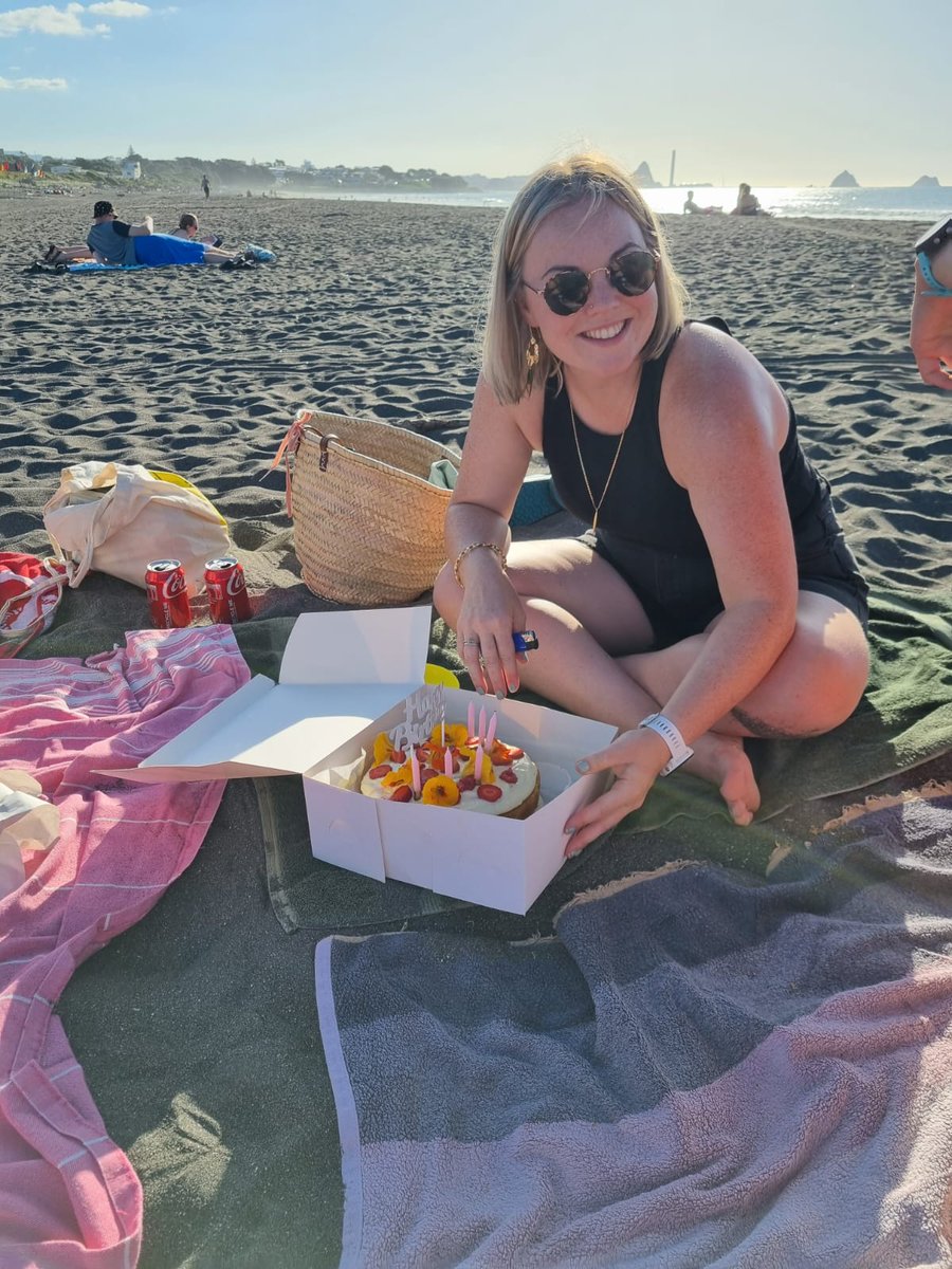 emrose1990's tweet photo. Life hack: Go through a breakup just before your birthday, your friends will take pity and make you the most epic birthday cakes 🎂 https://t.co/ZJ0yjfbIxj