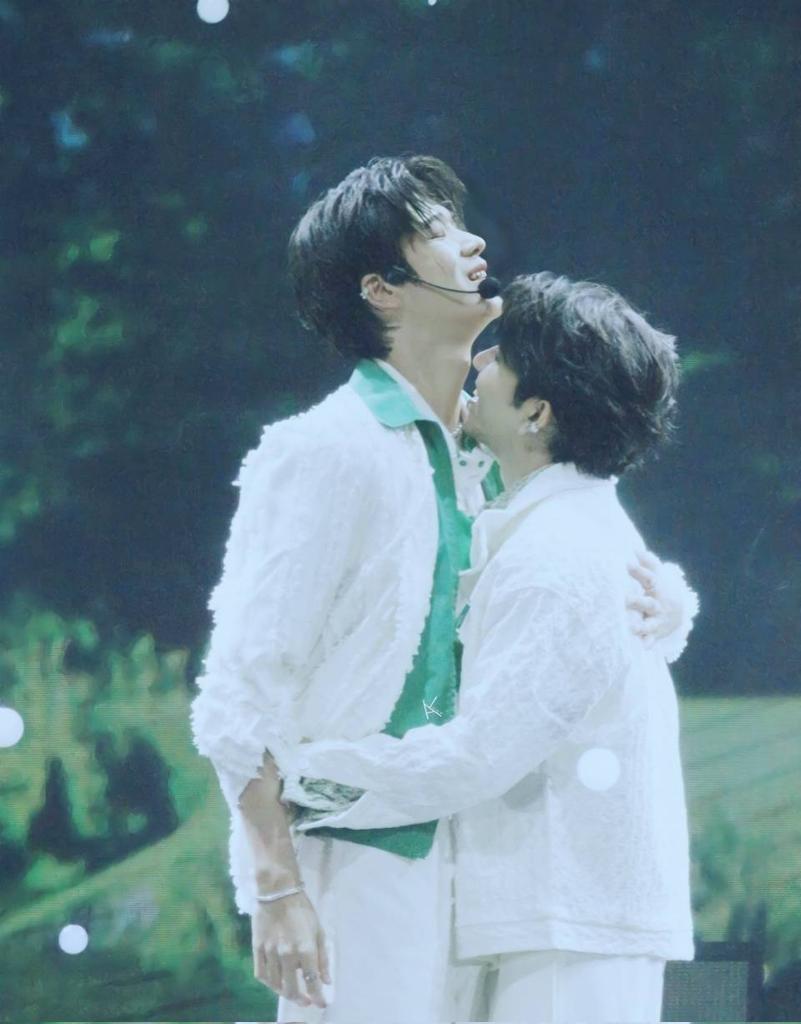 beingatiny's tweet photo. #WAKINGUPBOC
What we want to see is this kind of cp performance. They are sweet and they hug each other. There is no large group of people, no ghost ship. Go away if you can't do it! This is the bl market. I don't want to see your garbage!
@beoncloud_th https://t.co/z20uXi4MLf