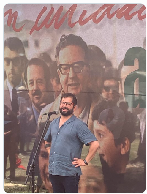 gmarquezm's tweet photo. y ese weon es el presidente de Chile??? que vergüenza pena y rabia ... !! https://t.co/Wurw9xEMrn