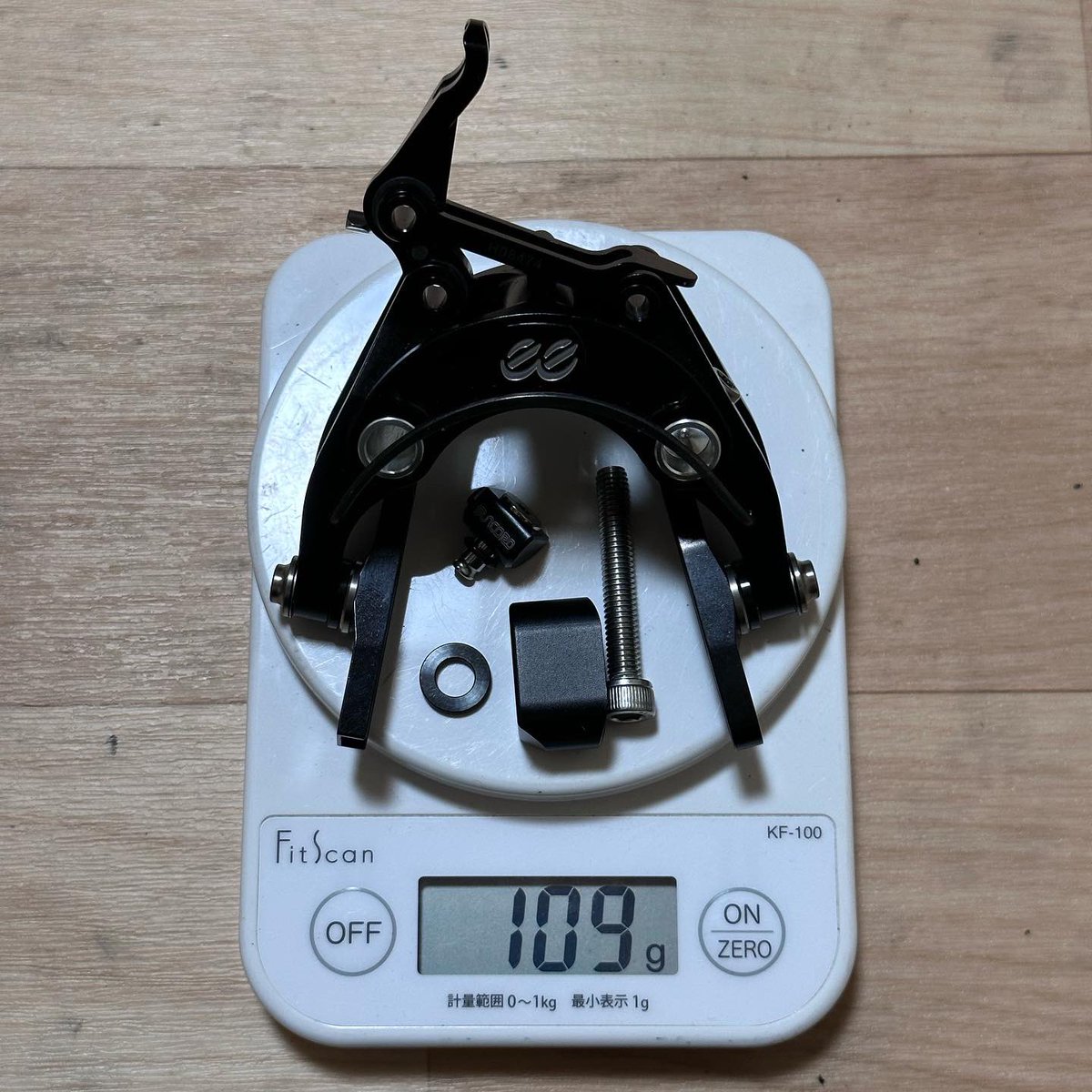 pm9_'s tweet photo. このままだと置物になりそうなんで、重い腰を上げてeeBrakeの取り付けを始めたら、サイズが合うトルクスドライバーが無いことに気づく🤦♂️仕方が無いので重さを量って終了😵
#ブロンプトン #brompron #eebrake https://t.co/DvvpWEWXVl