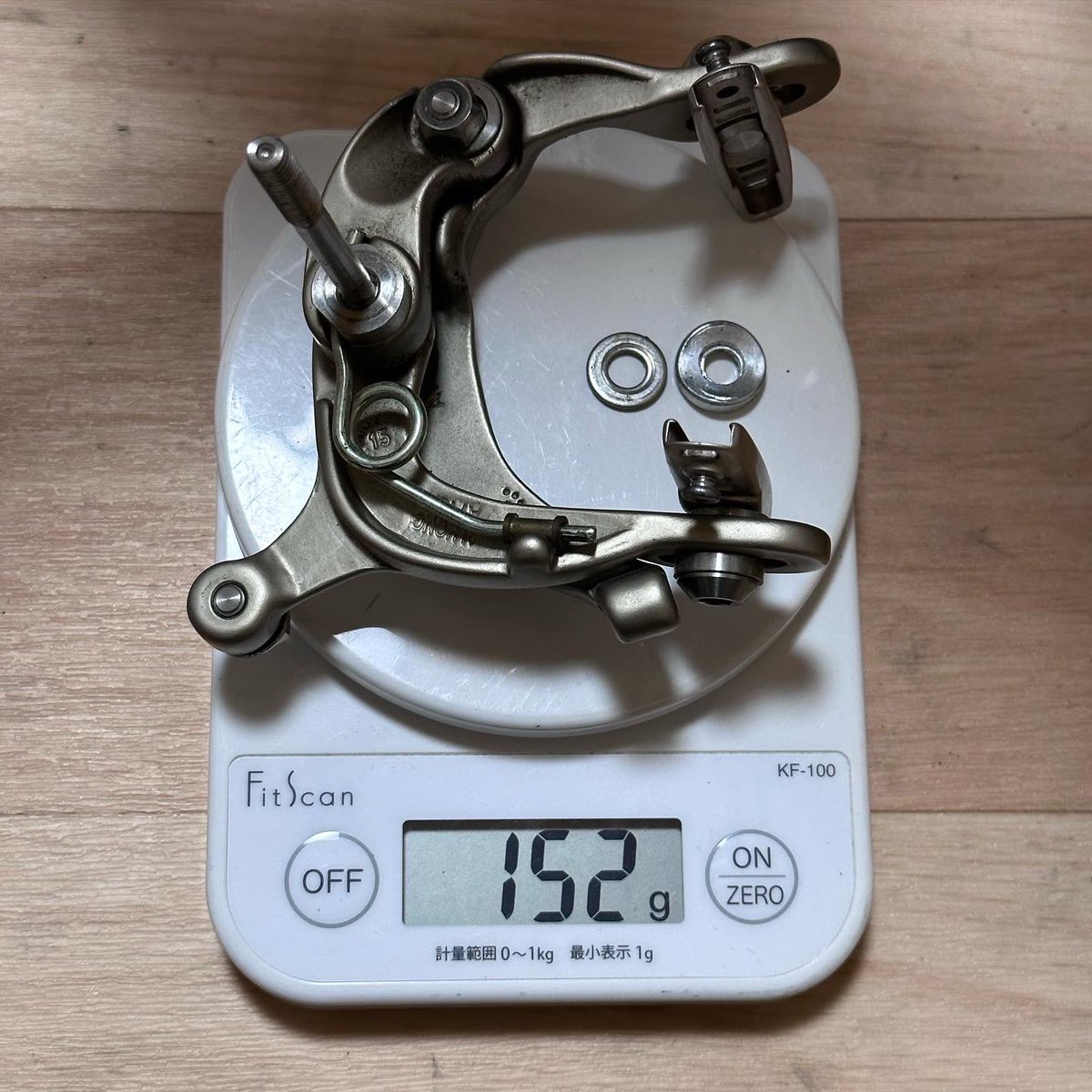 pm9_'s tweet photo. このままだと置物になりそうなんで、重い腰を上げてeeBrakeの取り付けを始めたら、サイズが合うトルクスドライバーが無いことに気づく🤦♂️仕方が無いので重さを量って終了😵
#ブロンプトン #brompron #eebrake https://t.co/DvvpWEWXVl