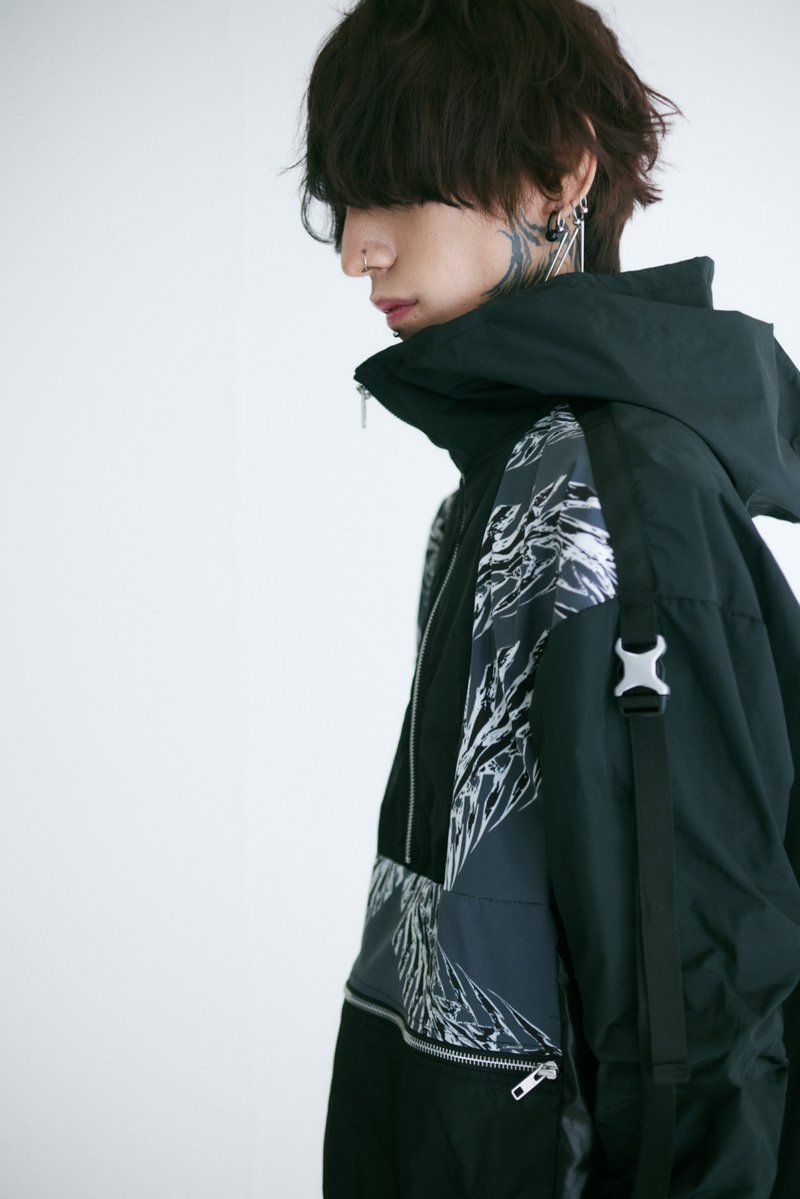 「【 Chrome spine 】 high neck hoodie _1 」|SWAVのイラスト