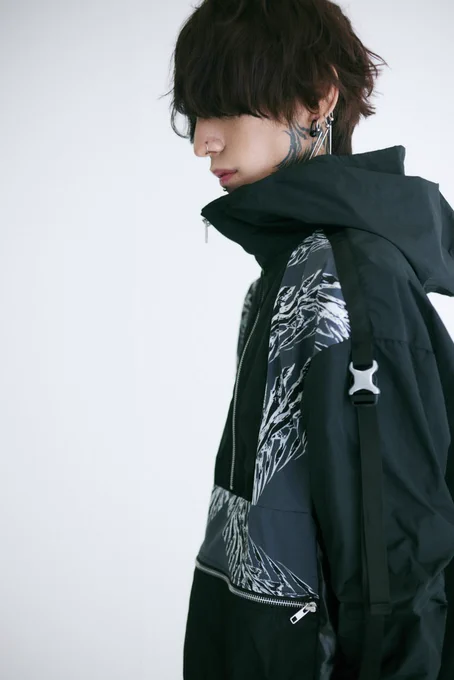 【 Chrome spine 】 high neck hoodie _1 