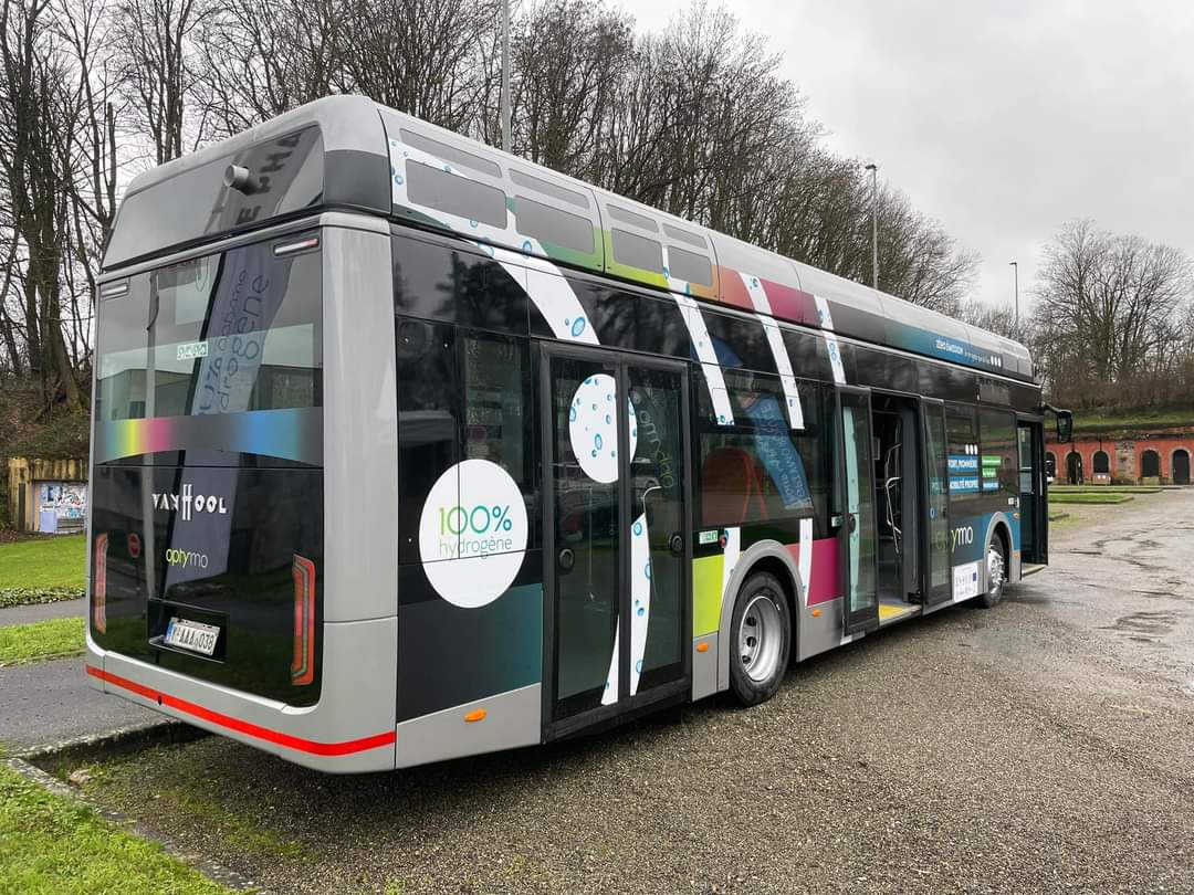 LBisontins's tweet photo. Le réseau #Optymo de @BelfortOfficiel a reçu son 1er @vanhool A12 à hydrogène !! 😍😍
Va falloir que je m'organise pour aller le tester 😊
#hydrogen #bus #vanhool https://t.co/a49gdmkrzC