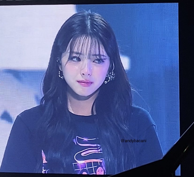 andyybacani's tweet photo. YUNA CRIED SO HARD. Please protect her at all costs ๐ฉ๐ญ๐ฅบ #ITZY #Checkmate #ItzyInManila #CheckmateWorldTour https://t.co/AQeLZviapO