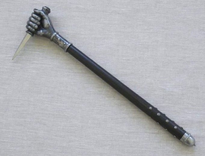 ripensoul_V's tweet image. Senjata ini seakan berkata :
"Bahkan tanganku tidak sudi untuk menusukmu! Jadi saya gunakan tangan lain."