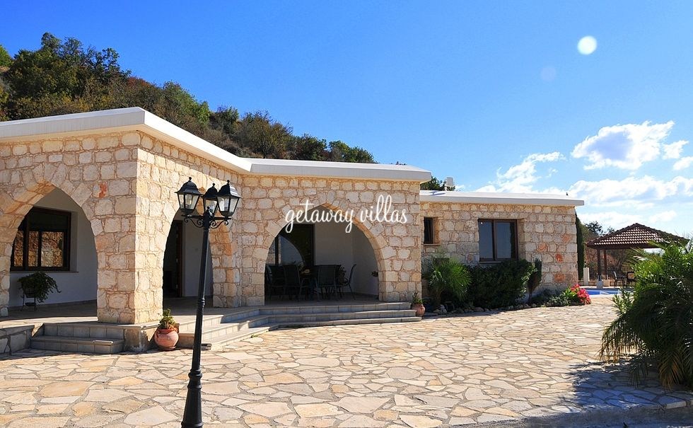 GetawayVillas's tweet photo. From: Charles B
Stayed in villa:  Heaven (1194) Sept 2022
Amazing views, Villa very well equipped and very clean
https://t.co/gsqrRU2agv
#CyprusVillas #PeristonaVillas #PaphosVillas https://t.co/HqECPxiPL3