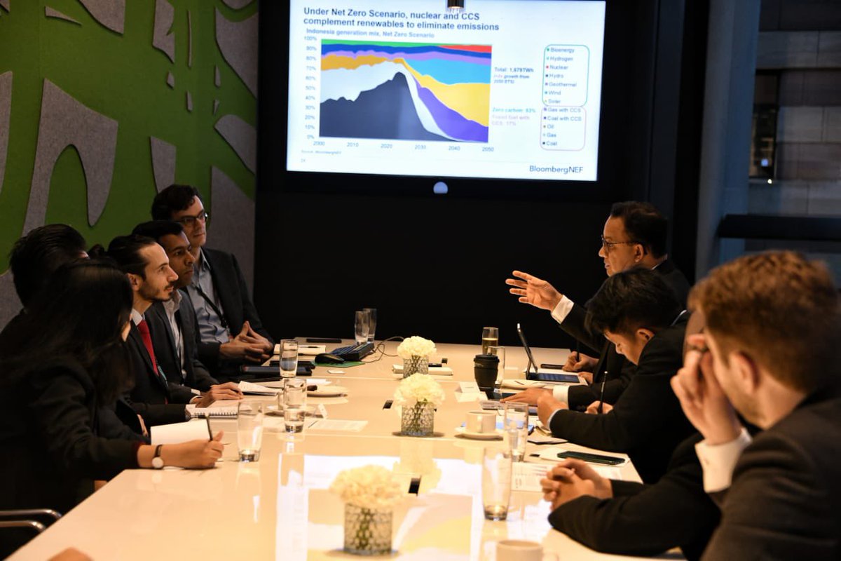 aniesbaswedan's tweet photo. Dalam pertemuan dengan BloombergNEF kali ini, kami mendiskusikan hasil penelitian BloombergNEF terkait masa depan energi, yang dirangkum dalam “Bloomberg Energy Outlook”.

#AniesBaswedan #BloombergNEF #BloombergEnergyOutlook 
#UntukIndonesia https://t.co/RYdPxCYeLA