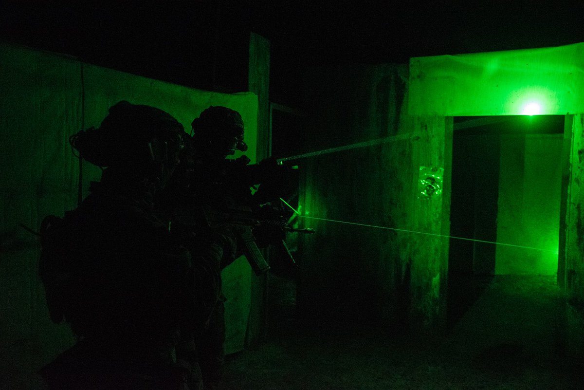 1erRHP's tweet photo. #SoldatDeLaNation #GCP 
Entraînement opérationnel des #commandosparachutistes du @1erRHP . 
Un travail collectif et une #cohésion d’équipe à toute épreuve qui sont indispensables pour le bon accomplissement de la mission. #FraternitédArmes #EnTousTemps  #EnTousLieux #Cohésion https://t.co/eWeEl9DCGj