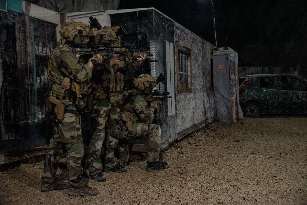 1erRHP's tweet photo. #SoldatDeLaNation #GCP 
Entraînement opérationnel des #commandosparachutistes du @1erRHP . 
Un travail collectif et une #cohésion d’équipe à toute épreuve qui sont indispensables pour le bon accomplissement de la mission. #FraternitédArmes #EnTousTemps  #EnTousLieux #Cohésion https://t.co/eWeEl9DCGj