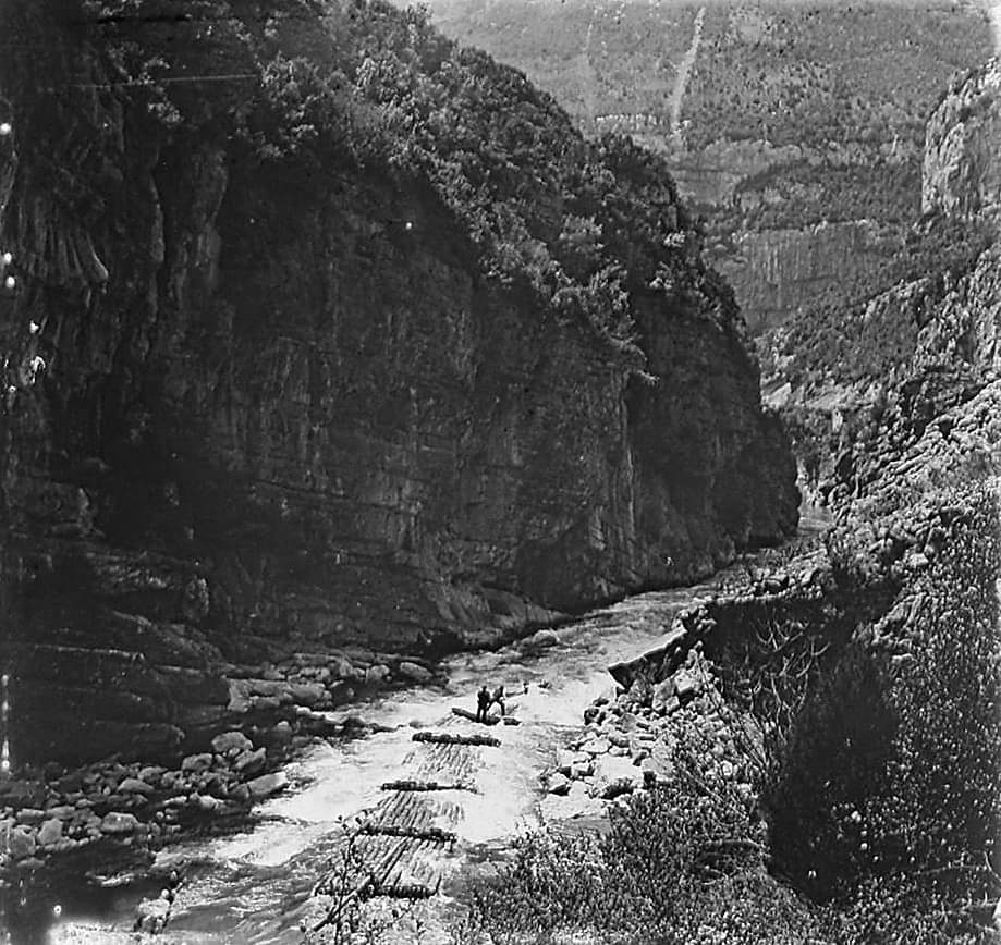 lakukula's tweet photo. Almadía de cinco tramos con dos almadieros atravesando una foz por el río Eska hacia el año 1929, según fotografía encontrada en otras redes. No acertamos a ubicar el lugar preciso ni a confirmar su localización. https://t.co/PSLFMw1U6W