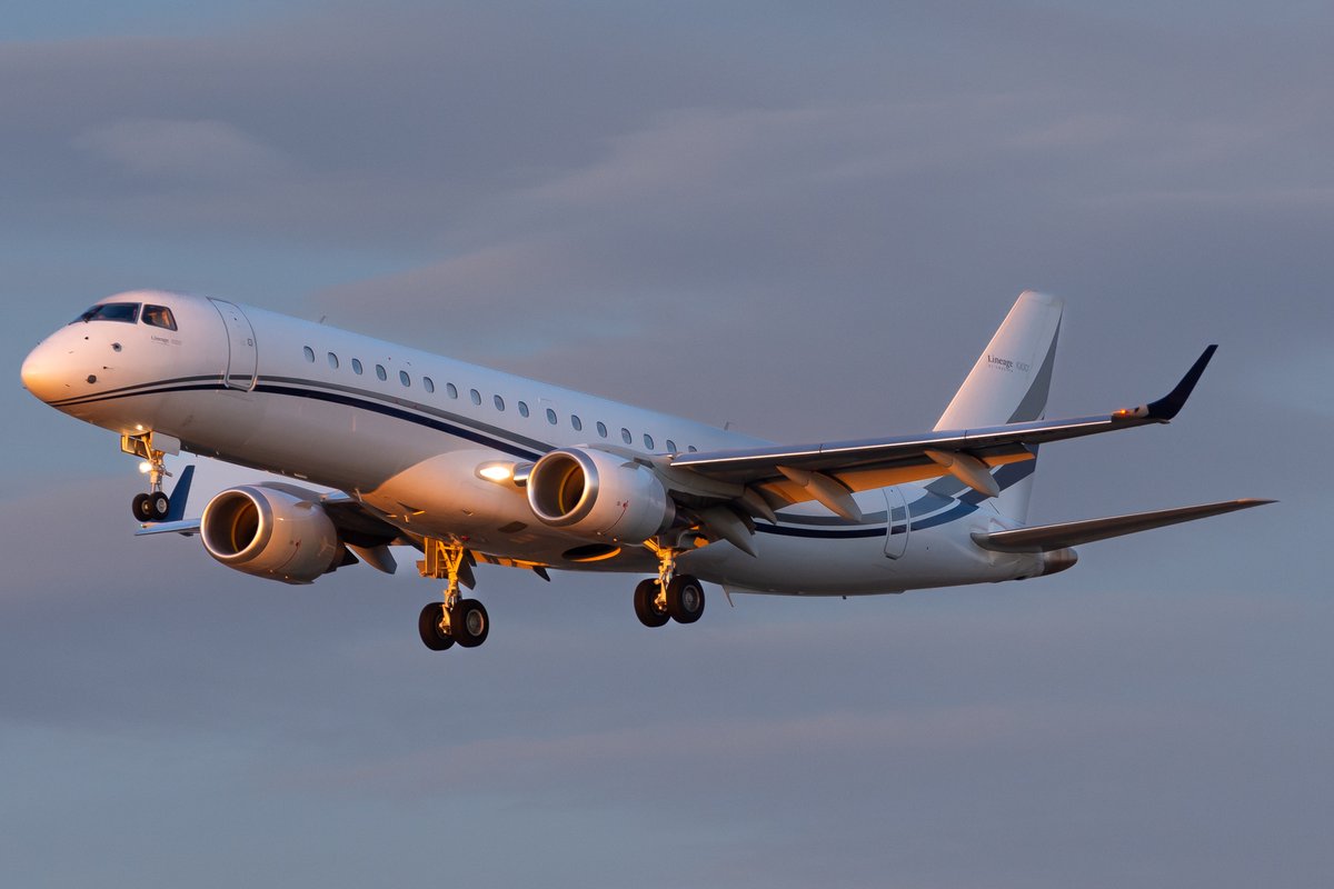foletee's tweet photo. Bonita llegada de este @embraer #lineage1000 de la aerolínea Air X Charter a #Barcelona https://t.co/wF5J9WpXg2