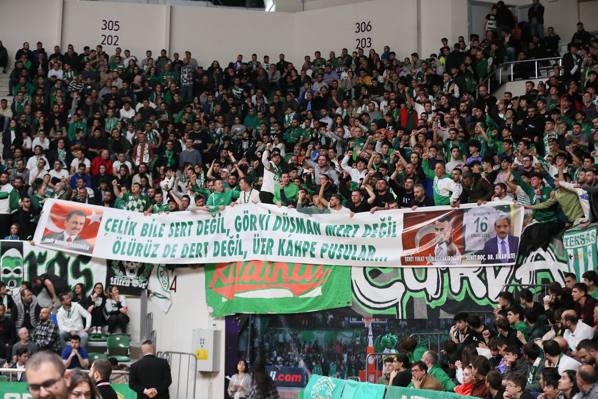 “Çelik bile sert değil, görki düşman mert değil. Ölürüz de dert değil, üzer kahpe pusular” 
Bursaspor taraftarı bu maçta da #SinanATESicinAdalet pankart ve tezahüratla destek verdi. #SinanAtesHep38Yasında