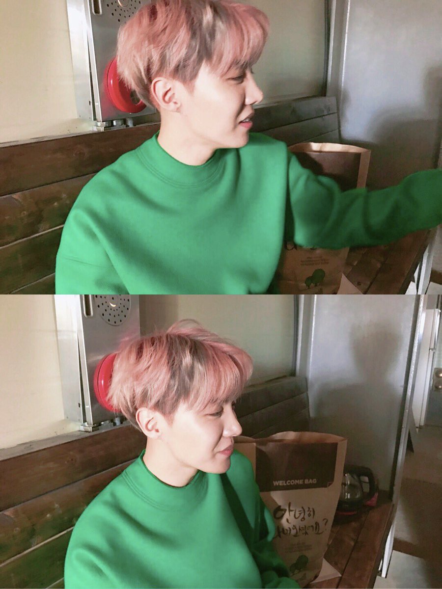 happylulux2's tweet photo. I vote #BTSArmy as #BestFanArmy of #iHeartAwards 2023

2017  방탄소년단 @BTS_twt
내친구 생일추카해 😵 https://t.co/qnnXQ9BokH