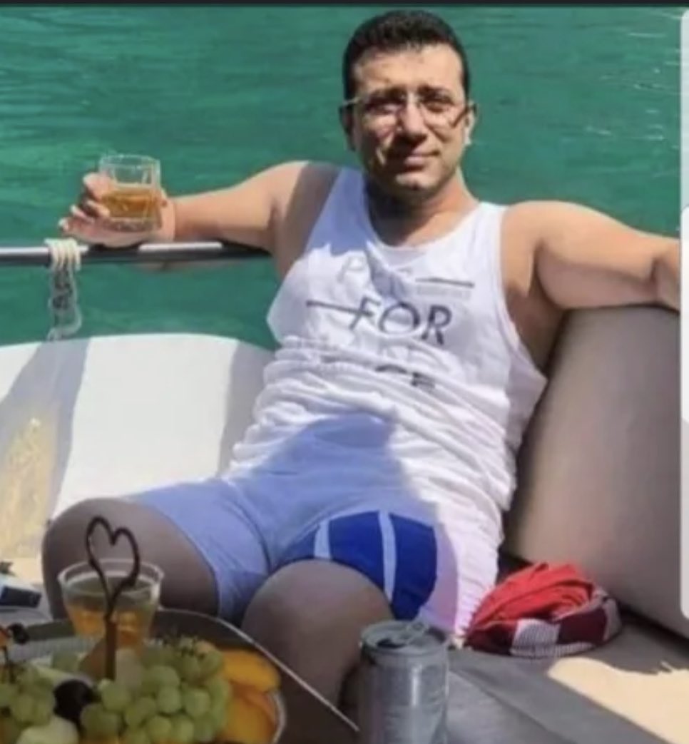 Hac'ca değil...gitti turistik geziye..orda zemzem içti..geldi burda dayandı viskiye.