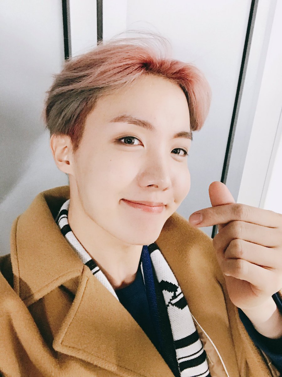 happylulux2's tweet photo. I vote #BTSArmy as #BestFanArmy of #iHeartAwards 2023

2017  방탄소년단 @BTS_twt
최고의 콘서트, 최고의 생일
덕분에 행복했습니다 !!
정말 사랑합니다!!
#/HappyJHOPEday #/희망_조준_발사
빵야빵야😘 https://t.co/m0WfPtN3ca
