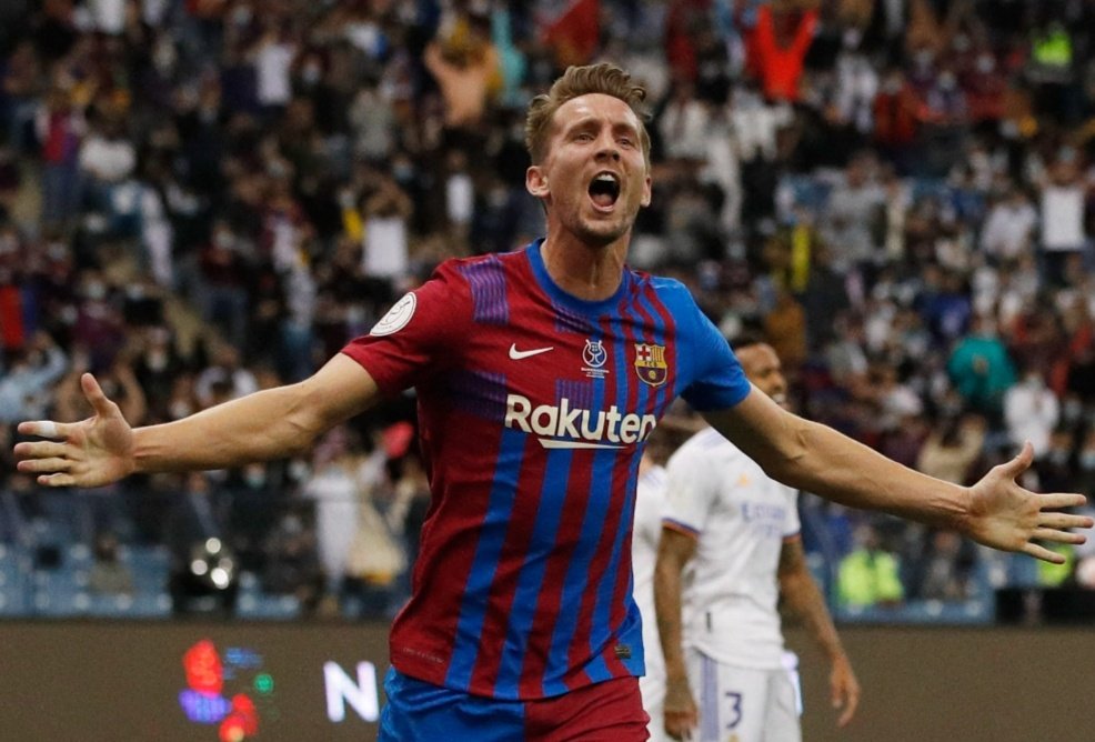 JBlasi_'s tweet photo. Luuk de Jong:

"Me pondré la camiseta del Barça con la que marque contra el Madrid en la SuperCopa, abriré la televisión y dare todo mi apoyo y el de mi familia para el Barça. Seré un fan de este club para siempre". 🔵🔴 https://t.co/yQQ6ctSDw1
