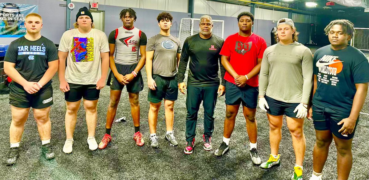 CoachLT33's tweet photo. That Saturday Northern Work!!! #completeplayers #DLtraining https://t.co/Ljwhedol3G