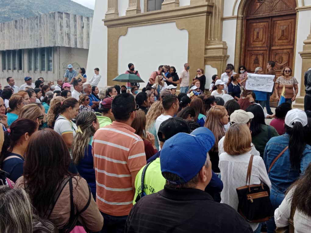 caenpeco's tweet photo. #15Enero  Feliz Día del Maestro! Aunque no hay nada que celebrar, hay que reconocer que los #Maestros somos pieza fundamental en el desarrollo de la nación. Hoy más que antes seguimos luchando por nuestras reivindicaciones por una Vzla Libre y de los Vzlanos #MaestrosEnRecesion https://t.co/eSx6FJmlRA