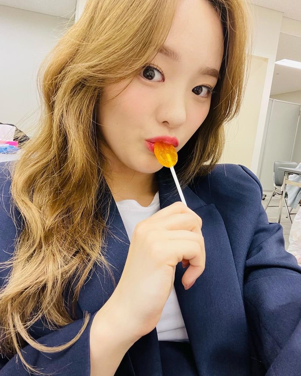 NiziUBrasil's tweet photo. Atualização de #RIO no Instagram: (2/2)

"💙💤💘"

🔗https://t.co/eDYdSmitcr

#NiziU #NIZIUGRAM @NiziU__official https://t.co/6iZjfCnkQP