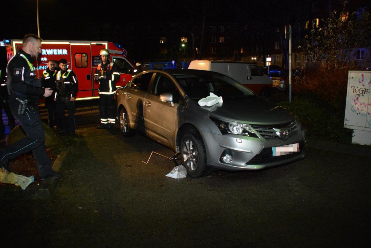 mopo's tweet photo. Hamburg: Mann liegt auf Parkplatz und wird von Autofahrer überrollt https://t.co/oT8oFf4064 https://t.co/HJoJcGnksd