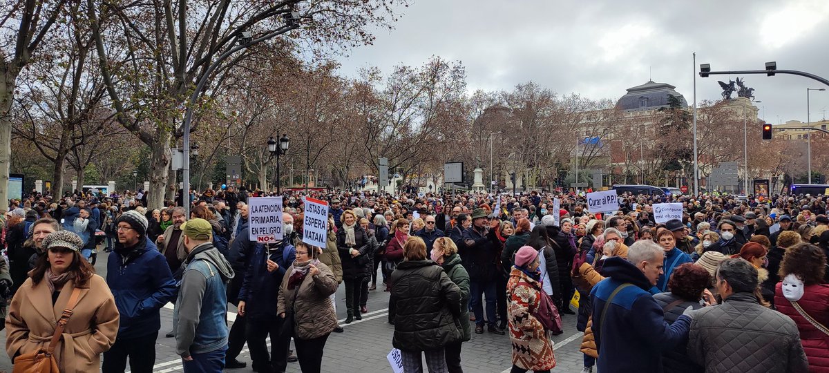 unificaluchas's tweet photo. Madrid defendiendo la #SanidafPública
La #MareaBlanca no va a parar
La sanidad no se vende se defiende
✊🏾 https://t.co/mf2Xm4i16U