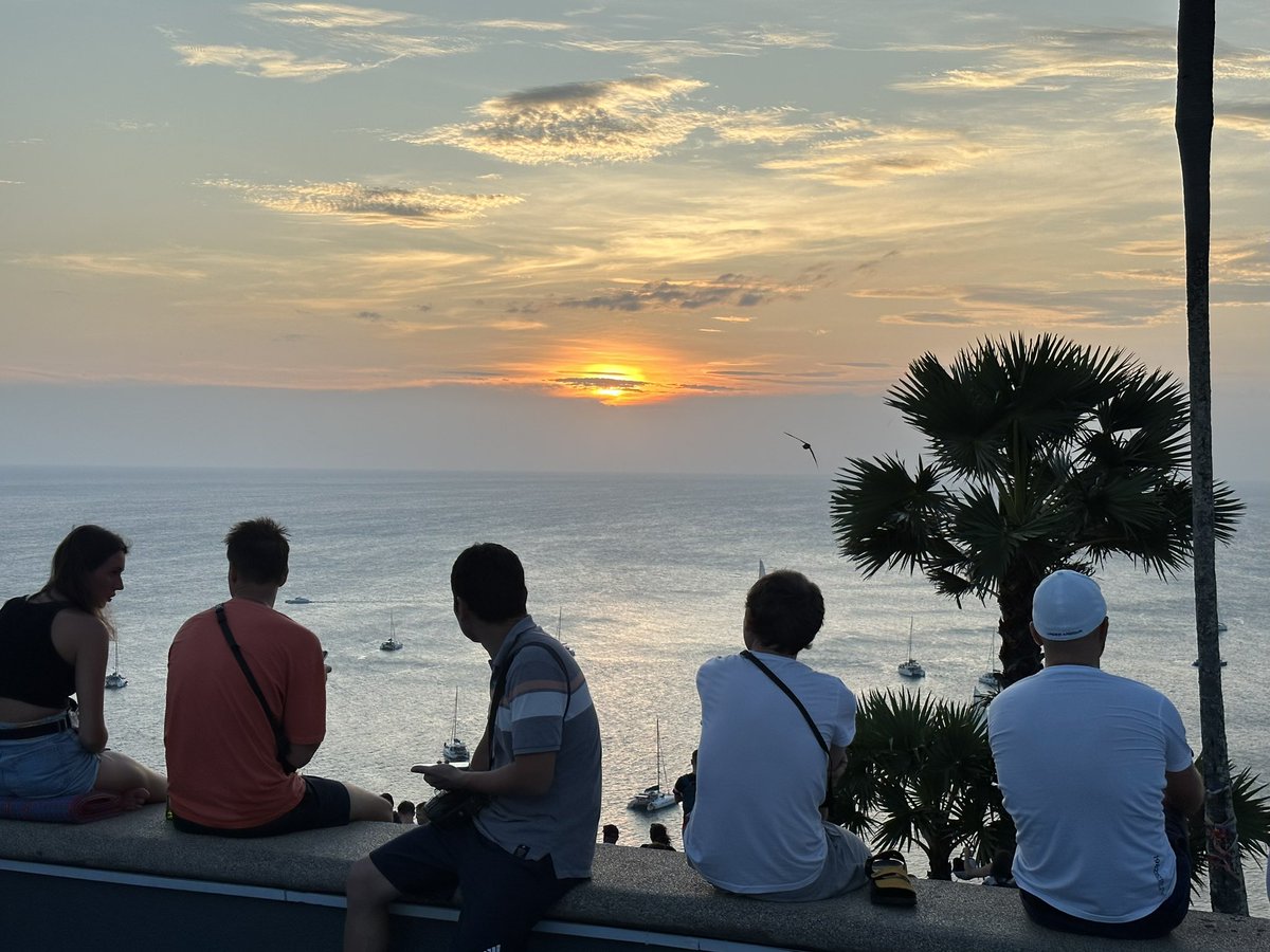 JalanPudu's tweet photo. 🇹🇭#タイランド #ภูเก็ต(#Phuket)
#แหลมพรหมเทพ(#PromthepCape #プロムテップ岬)での #พระอาทิตย์ตก(#sunset)
確かに夕日は綺麗だが、🚗が無いと帰るのが一苦労。 https://t.co/gcPuvzC7J6