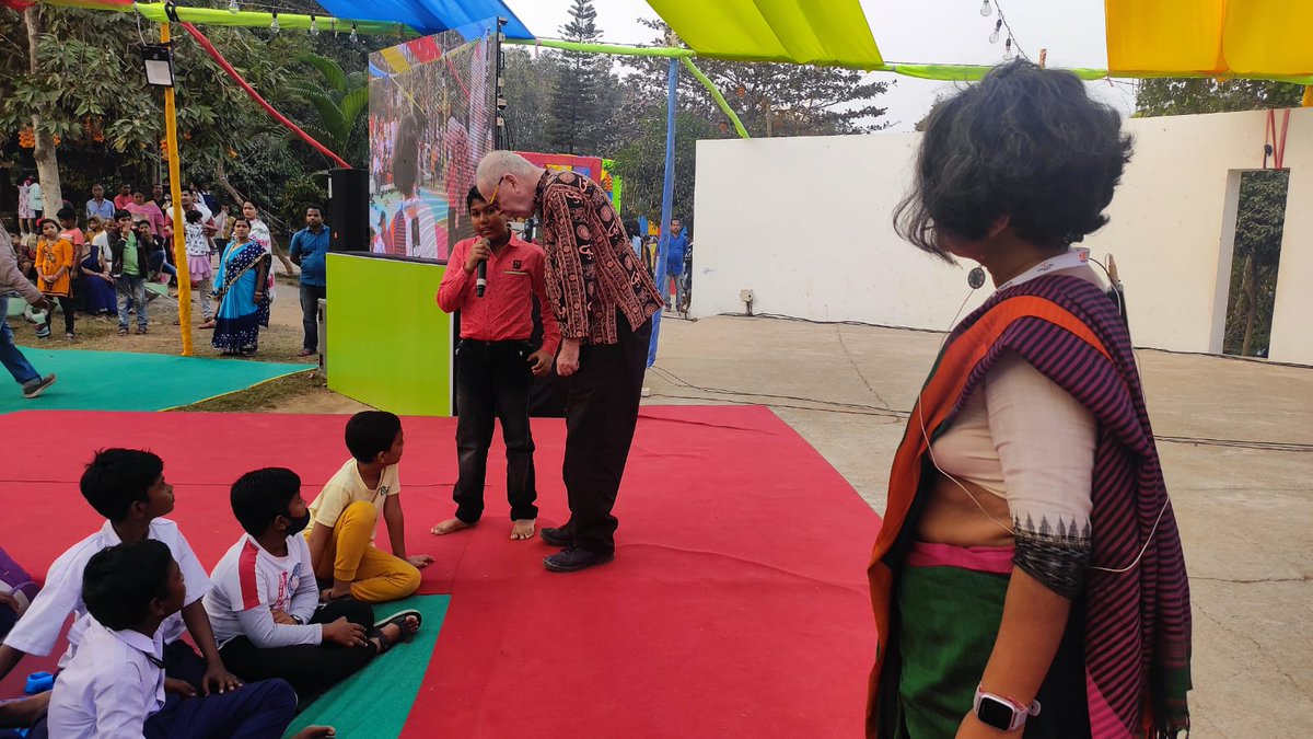 BakulFoundation's tweet photo. Roger and Lopamudra interacting with the children at #BhuFeSto 
#Bhubaneswar #storyteller #storytelling_bkpp @dot_festbbsr @bmcbbsr @BBSRBuzz @BDA_BBSR @OdishaEStore #ChakdeBhubaneswar #HockeyWorldCup2023 @ThePuppetarians @SimplyAnu @rohinivij @kalabhoomibbsr https://t.co/XLPoKWyLBd