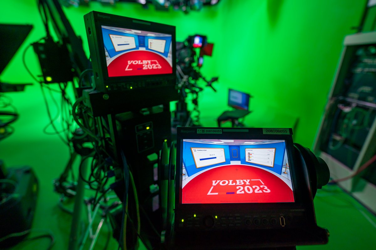 NewsroomCT24's tweet photo. Káva, green screen a Marcela Augustová. I tak vypadalo včerejší volební vysílání České televize. Příběhy z televizního zákulisí vypráví fotografie Václava Hodiny. https://t.co/gxAl28Voos