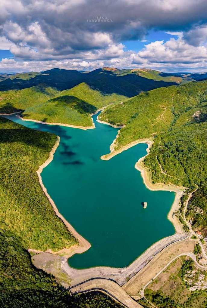 Bulgaristan, Balkan Dağları, Sliven / İslimiye, ASENOVETS BARAJI Asenovska Nehri üzerine, 1987 senesinde inşa edilmiş baraj, İslimiye şehrinin su ihtiyacını karşılayan en önemli su deposudur.