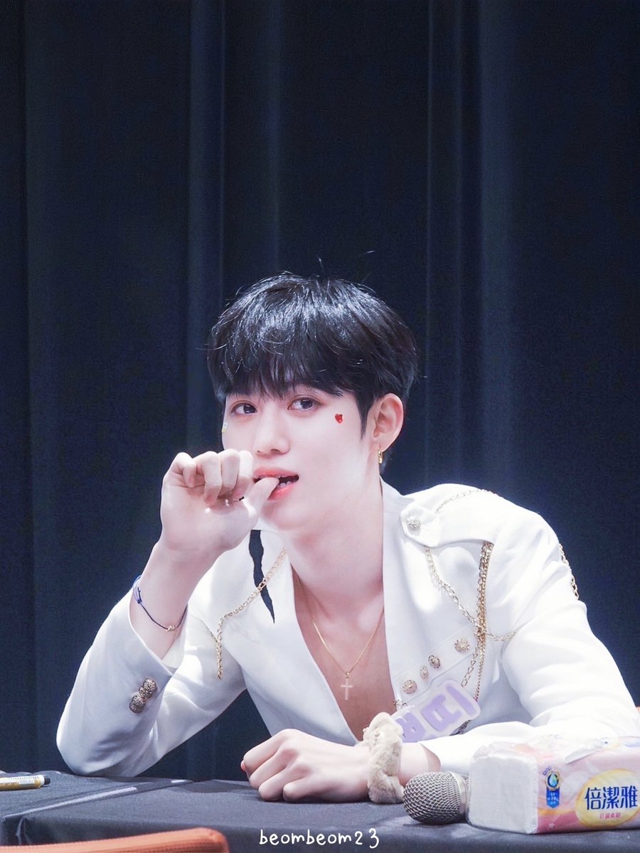 beombeom23's tweet photo. 230106 대만 팬싸

🐻🤍👀

#황윤성 #드리핀 #DRIPPIN https://t.co/bmVdXoA2iH
