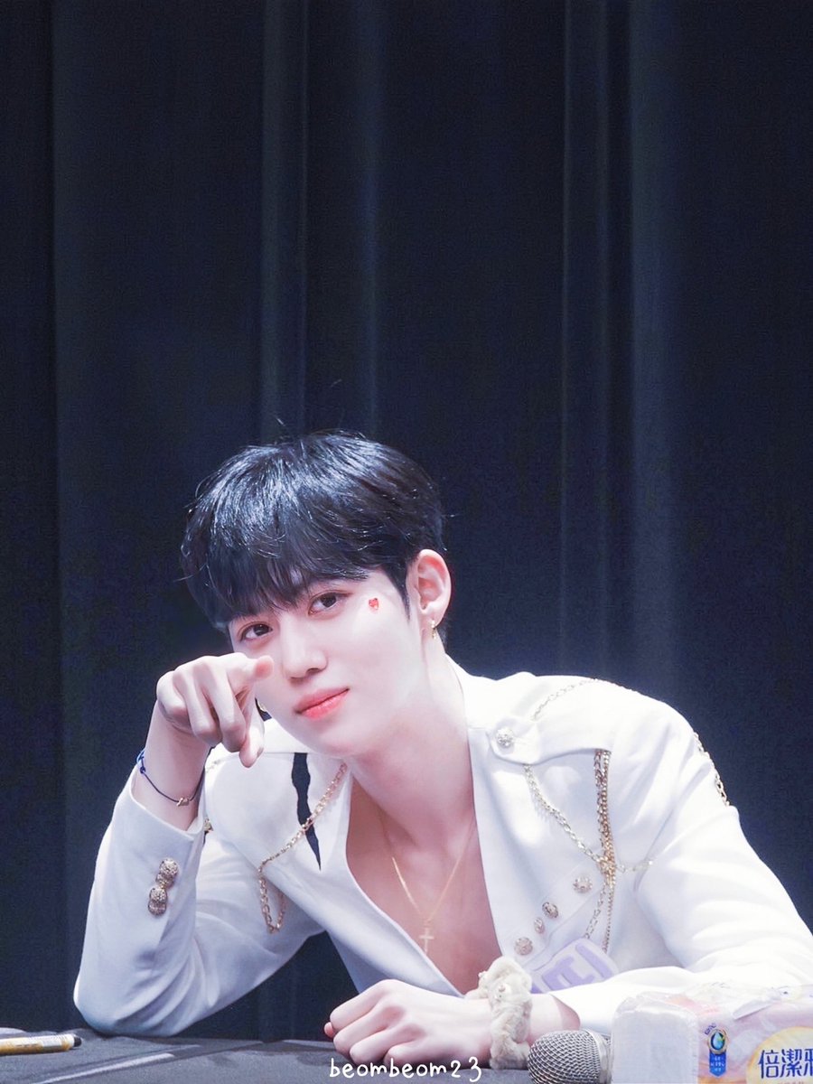 beombeom23's tweet photo. 230106 대만 팬싸

🐻🤍👀

#황윤성 #드리핀 #DRIPPIN https://t.co/bmVdXoA2iH