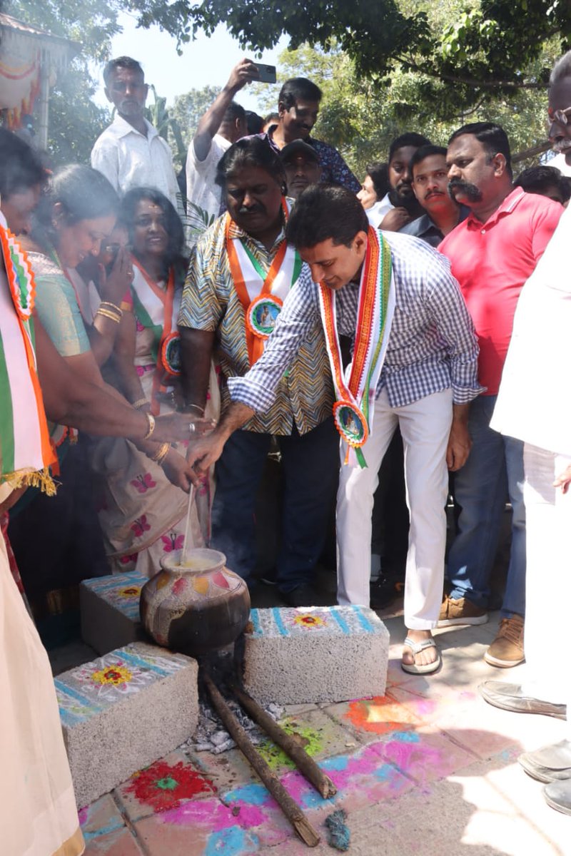 ArshadRizwan's tweet photo. Happy to be part of Pongal celebrations across Shivajinagar. 

Visited the Thiruvalluvar statue in Ulsoor, along with CLP leader @siddaramaiah and MLA @mlanaharis today. https://t.co/vw6BfqFdGZ