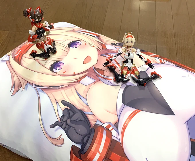 「朱羅 弓兵 抱き枕カバー」もプラモと一緒に撮ってみました。確実なご予約は本日まで! #メガミデバイス 
