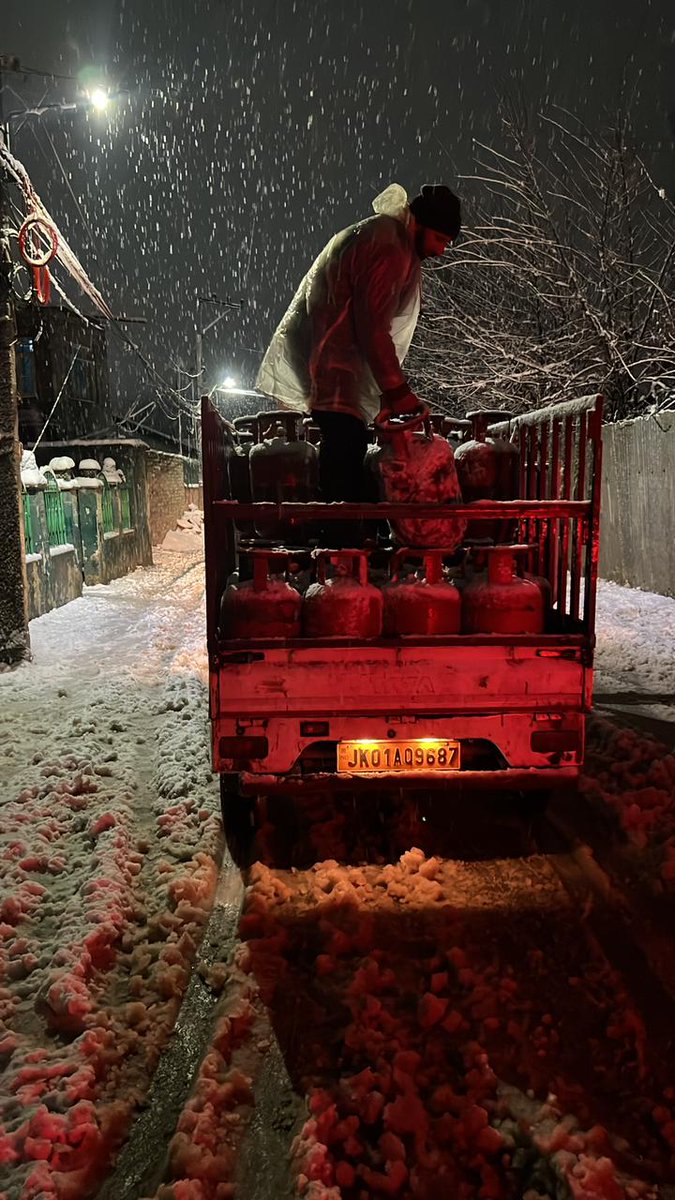 BulbulHamid's tweet photo. Commited for customer service ,late hours refill delivery ,even during snow fall

@HPCL @idreeswani79 @NikunjS77721466 https://t.co/UCsuXPzF5Q
