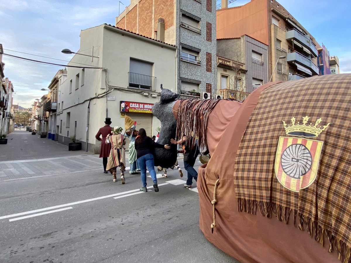 Heu vist el <a href="/CamellMolins/">Camell de Molins</a> amb l’<a href="/EsbartMolins/">Esbart Dansaire MdR</a>, els Esparriots, els Grallers i el Comité de l’Antifaç aquest matí a la Carretera? Ells son els protagonistes de la foto de portada de l’Anuari 2022 feta pel <a href="/Guillemfotograf/">Guillemfotografs</a>, a la venda per la Candelera.