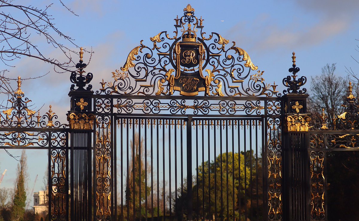 The amount of times I walk pass this gate and never think to snap a pic so I finally did 
@theroyalparks #QueenMaryGardens #London #History @RoyalFamily
