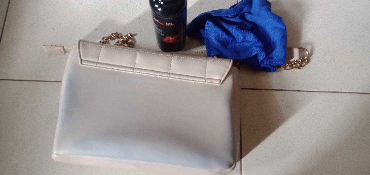 piiaov's tweet photo. Pengen nangisss....beli cairan leather cleaner sekalian kain microfibernya. Niat bersiin tas yg kusam, malah makin parah, karena ternyata kain microfibernya lunturr jadi biruuu. Kotoranya bersih, tapi malah jadi biru ga ilang, yaaallah nangis bgt tolong gimana https://t.co/Q9wYX6bA5F
