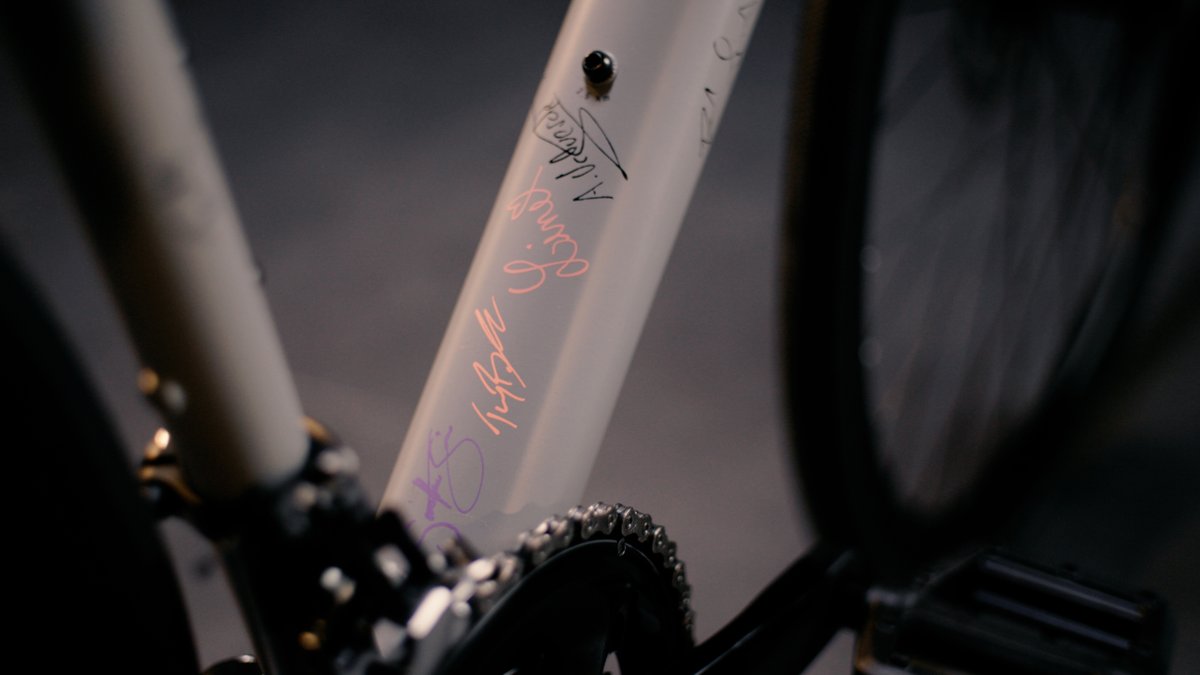 Movistar_Team's tweet photo. 🚲🙏🎁 Más de 30 deportistas de @canyon_bikes, incluidos @EnricMasNicolau, @emmanorsgaard1 o @alejanvalverde, han firmado una Roadlite para sorteo solidario a favor de Bikes4Masai, la acción benéfica de @Carlos_Verona.

📥 Podéis optar a ella aquí > https://t.co/YE8YYSE6Vr https://t.co/ZEQ224xLo1