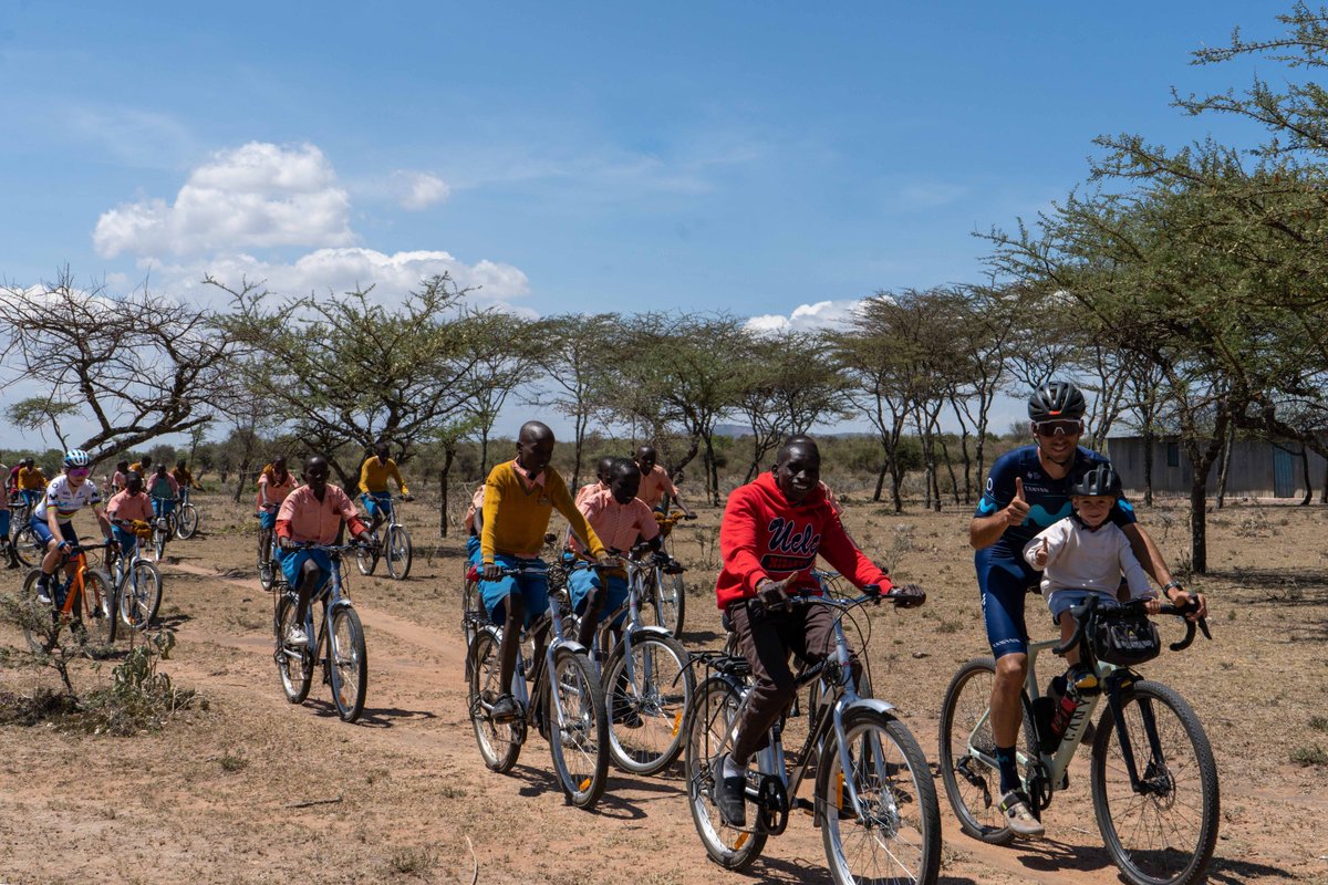 Movistar_Team's tweet photo. 🚲🙏🎁 Más de 30 deportistas de @canyon_bikes, incluidos @EnricMasNicolau, @emmanorsgaard1 o @alejanvalverde, han firmado una Roadlite para sorteo solidario a favor de Bikes4Masai, la acción benéfica de @Carlos_Verona.

📥 Podéis optar a ella aquí > https://t.co/YE8YYSE6Vr https://t.co/ZEQ224xLo1