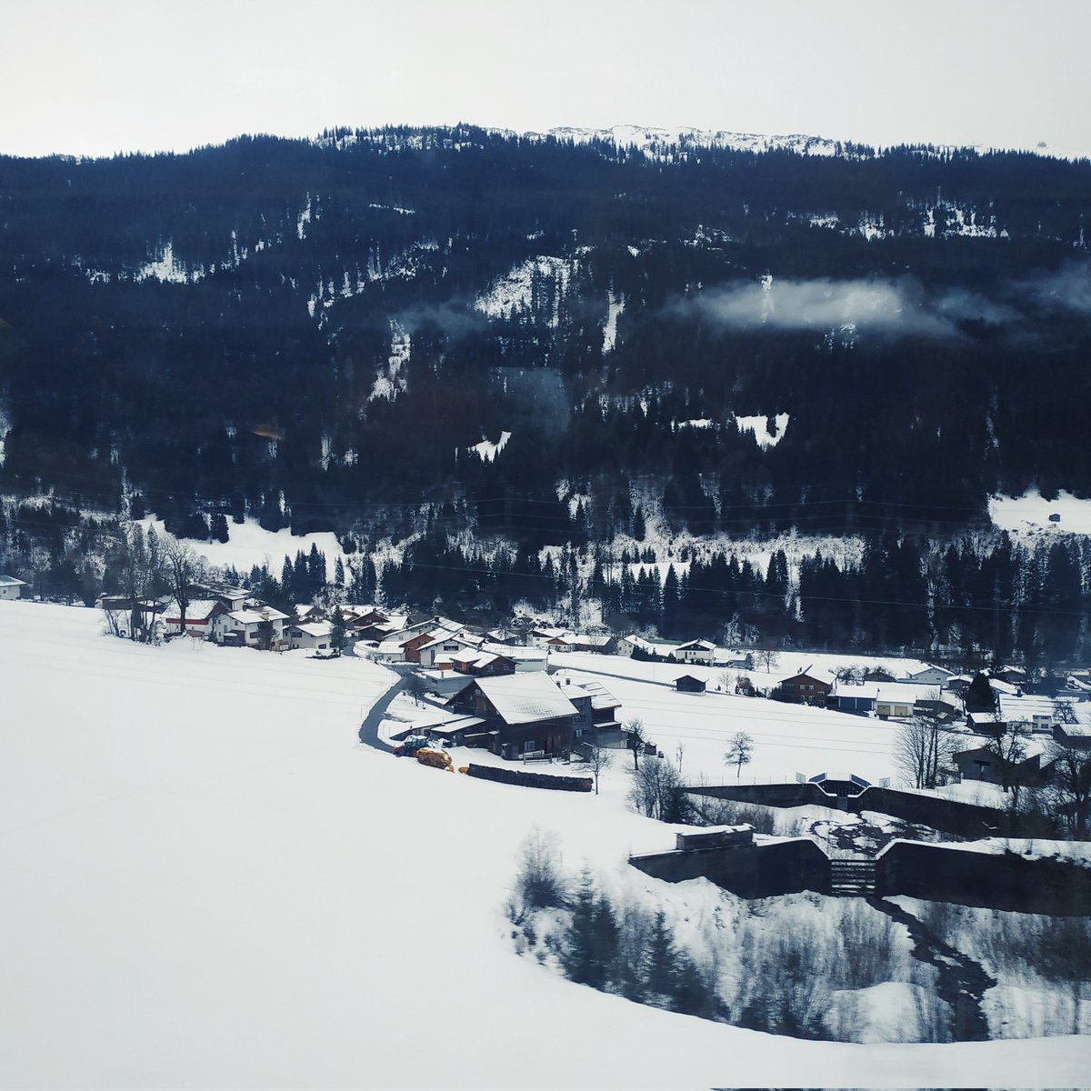 PetrOcelik's tweet image. Coming back from #COPRR23 Bern hub. Great conference, great people. Thanks to all participants and organizers! @PolProcessRsch @pego_group Train trip through Alps always a bonus. #flyless #seemore