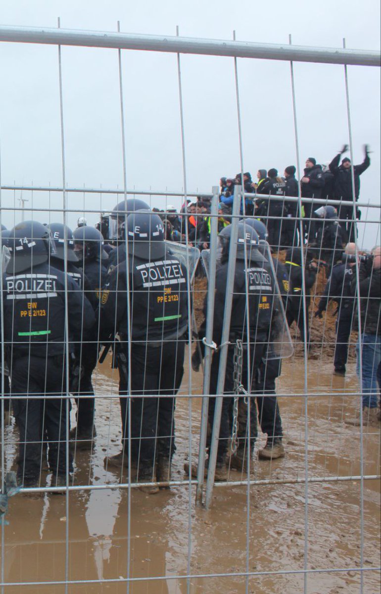 DanniPilger's tweet photo. 14.1.23 Tor 1 bei #lützerathbleibt mit #handschellen gesichert #lützerathunräumbar #monaneubaur #nrwe #rwe #endegelände https://t.co/ooeEoxgU8Z