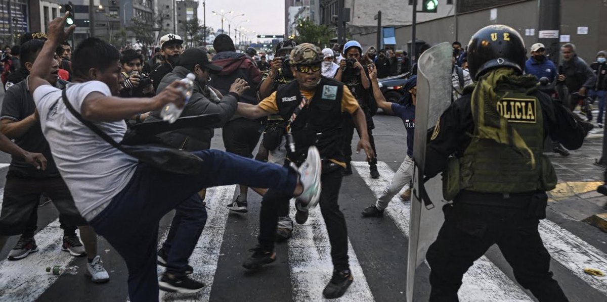 CaroitEleonore's tweet photo. 🇵🇪Etat d’urgence au #Perou
La dégradation de la situation est très inquiétante! 
#FrancaisduPerou soyez prudents, et restez en contact avec nous, le Consulat ou les #CFDE

@FrancePerou @francediplo @IvanCiganer #filariane #conseilauxvoyageurs @RFI @FRANCE24 @lemondefr @afpfr https://t.co/gCfP6mhpua