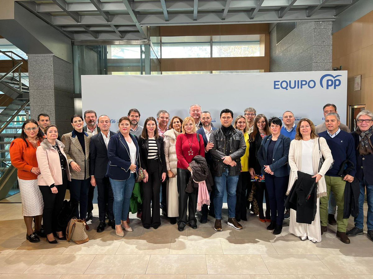 Presentación de los candidatos autonómicos del <a href="/ppopular/">Partido Popular</a> a las elecciones del 28M.

Hemos acompañado a nuestro al presidente del <a href="/PPRMurcia/">PP Región de Murcia</a>, <a href="/LopezMirasF/">Fernando López Miras</a> en su nombramiento.

Tenemos por delante un año clave para nuestra Región y para #Águilas seguiremos trabajando.