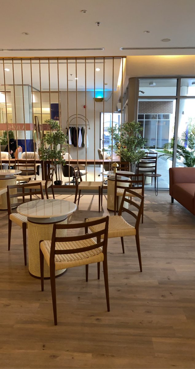 Pavla speciality coffee
📍جديد حي الريان 

مكان جميل والاطلالات روعه 
يقدم قهوة مختصة وبيكري 
بدون موسيقة 
جلسات داخليه وآوت دور بسيط 
جلسات مريحة | قهوتهم ممتازة 
مناسب للعمل 👌🏻الخدمة ذاتيه