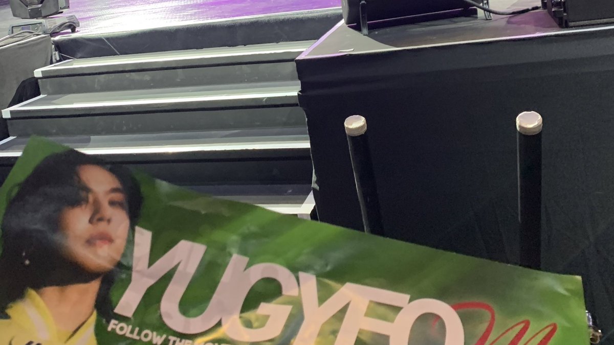 AHGASISters_'s tweet photo. BARRICADE! Hinawakan ni yugyeom yung banner kaninang photo op 😭😭😭😭😭😭😭😭😭😭😭😭😭😭😭😭😭

#AOMGinMANILA https://t.co/JmGJ74tlc8