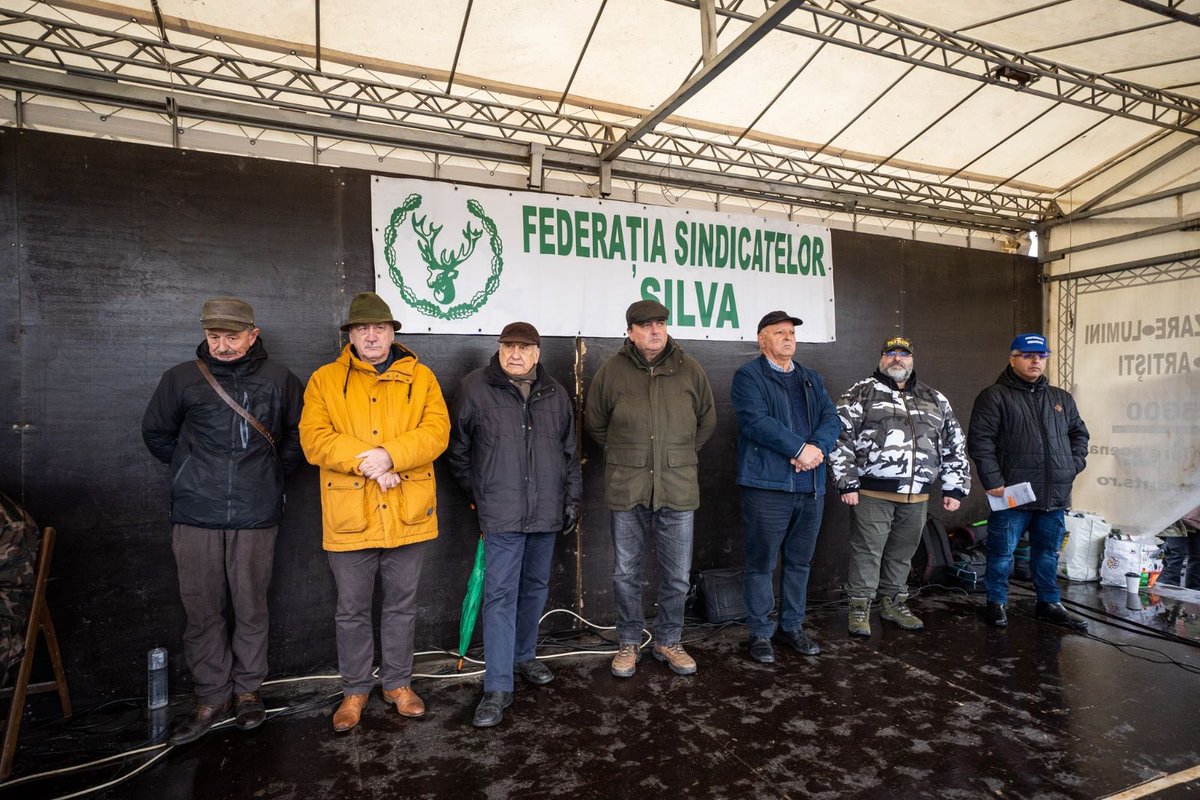 ForneaDumitru's tweet photo. 5000 foresters protested Thursday,12.01.2023, in front of @GuvernulRo 

To the attention of the following international institutions

@EU_EESC 
@WorkersEESC 
@EU_Commission 
@OECD 
@euronews 
@EuranetPlus 

https://t.co/gMPeIjdF9q

https://t.co/DQYuujwvBf

#ProtectPublicProperty https://t.co/LdI02SA5jN