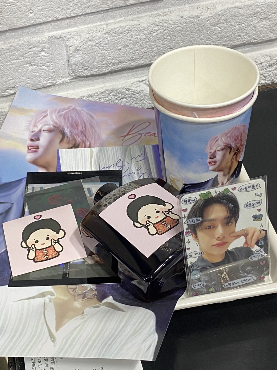 manzzang's tweet photo. 3. 러빈허 플라워 카페
@PremierAmour94
#형원이라는_다채로운빛깔의_따스한겨울
#나의_첫사랑_형원

나눔 꼬옥 받고싶었지만,,, 장렬히 실패..^_ㅠ 내 주변 번호는 다 나와서 더욱 아쉬웠던,, 하지만 나눔도 많았구 사장님 친절하셨다! 쥬얼 형원이랑 너무 잘 어울렸구,, 액자 진짜 눈호강 레전드,,🥰 https://t.co/qdNobLwOwM